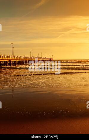 magnifique coucher de soleil sur la plage forte dei marmi Banque D'Images