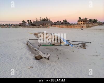 Bateau de pêche sur la plage de sable coucher de soleil Morondava Banque D'Images