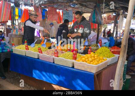 Un marché local dans un petit village au sud de Marrakech. Beaucoup de fruits, de légumes et de viande. Banque D'Images