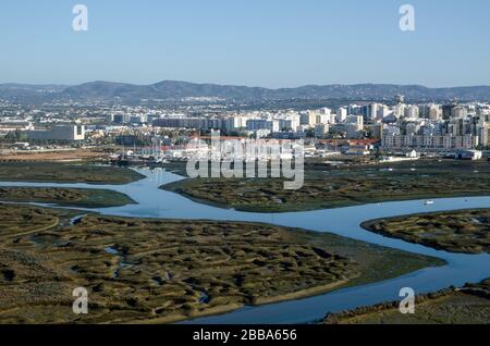 Vue aérienne du marais salé entre le centre-ville de Faro et l'océan Atlantique sur la côte de l'Algarve au Portugal. Banque D'Images