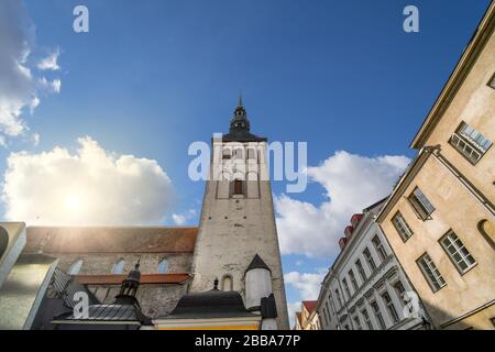 Vue de la rue en dessous de la tour de l'église Saint-Nicolas dans la vieille ville médiévale de Tallinn Estonie. Banque D'Images
