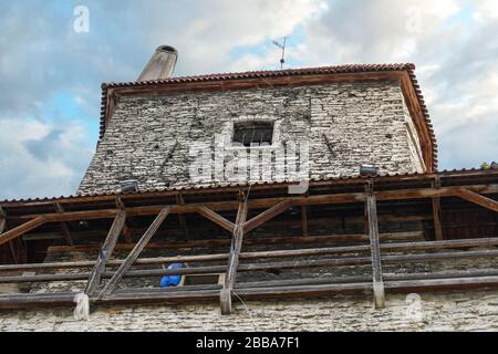 En regardant la Tour derrière les Nuns, l'une des tours médiévales qui font partie de l'ancien mur de la ville du pays balte de Tallinn Estonie. Banque D'Images
