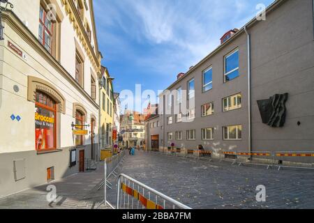 Une rue vide est barricadé dans la préparation de la marathon de septembre dans la vieille ville de la ville baltique de Tallinn, Estonie. Banque D'Images