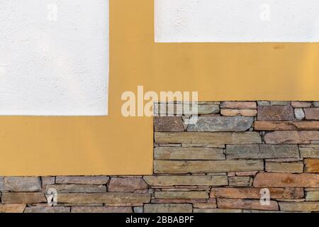 Ornements géométriques en plâtre et pierre sur une façade de maison Banque D'Images