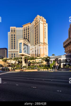 Une semaine dans la fermeture de Las Vegas en raison de Coronavirus, le Strip est assez vide. Pas de gens dans la rue et tout est fermé. Banque D'Images