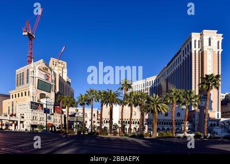 Une semaine dans la fermeture de Las Vegas en raison de Coronavirus, le Strip est assez vide. Pas de gens dans la rue et tout est fermé. Banque D'Images