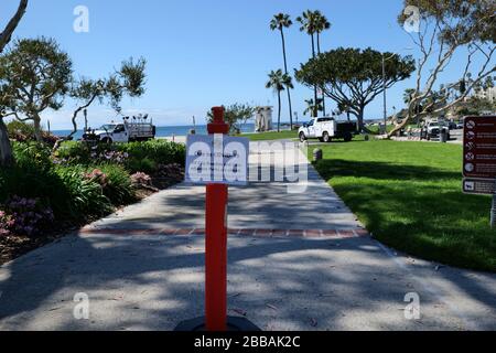 Laguna Beach, CA/USA - 23 mars 2020: Panneau posté à Laguna Beach ferme la plage sur COVID-19 préoccupations Banque D'Images