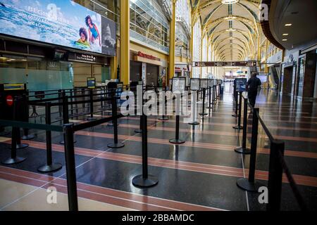 (200330) -- ARLINGTON (États-Unis), le 30 mars 2020 (Xinhua) -- le point de contrôle de sécurité de la TSA est presque vide à l'aéroport national Ronald Reagan de Washington à Arlington, en Virginie, aux États-Unis, le 30 mars 2020. Les États-Unis ont signalé plus de 160 000 cas COVID-19, selon le dernier calcul du Centre de science et d'ingénierie des systèmes de l'Université Johns Hopkins (CSSE). (Photo de Ting Shen/Xinhua) Banque D'Images