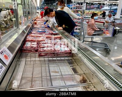 Santa Barbara, Californie, États-Unis. 27 mars 2020. Panic Shopping pendant la pandémie du virus Corona, les gens portent des masques et des gants pour rester en sécurité. Crédit: Amy Katz/ZUMA Wire/Alay Live News Banque D'Images