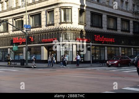 LOS ANGELES, CA/USA - 2 JANVIER 2020 : ancien magasin historique de Walgreen dans le quartier des théâtres DE LA Broadway Banque D'Images