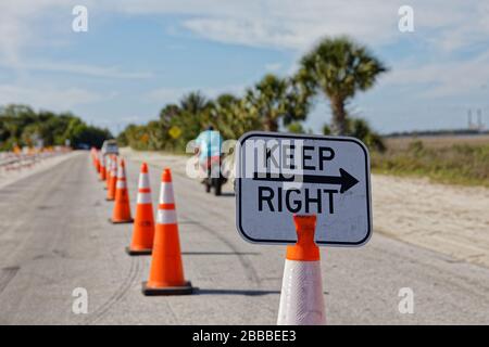 Les barricades et les cônes de circulation dirigent les conducteurs devant le parking de la plage de fort Island Gulf Beach du comté d'Citrus, en Floride, qui est fermée en raison de COVID-19. Banque D'Images