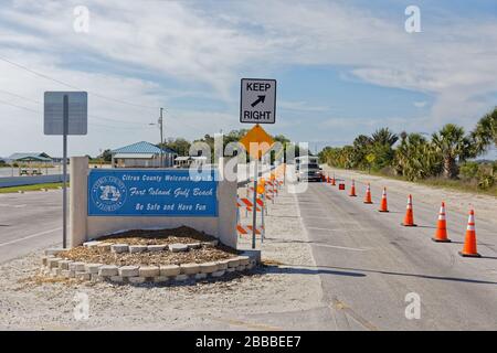 Le 30 MARS 2020, CRYSTAL RIVER, FL : alors que les plages publiques de la Floride sont fermées, en raison de COVID-19, ses lancements de bateaux publics restent ouverts aux pêcheurs. Banque D'Images