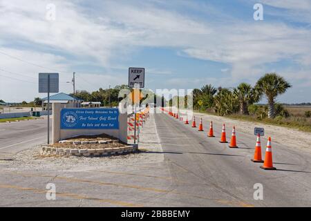 Les barricades et les cônes de circulation dirigent les conducteurs devant le parking de la plage du golfe de fort Island, dans le comté d'Citrus, en Floride, fermés en raison de la COVID-19. Banque D'Images