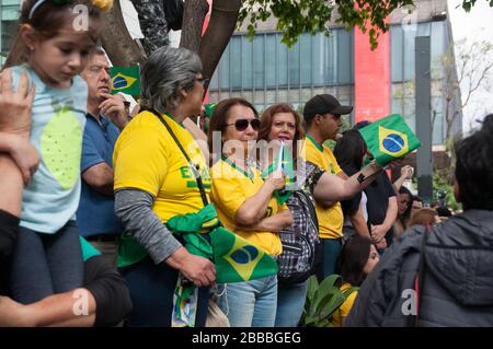 Sao Paulo, SP, Brésil, 2018/10/21, candidat à la présidence de démonstration, Jair Bolsonaro, sur l'avenue Paulista, les femmes qui soutiennent la candidate Banque D'Images