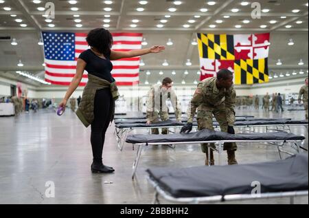 Les soldats de la Garde nationale de l'armée du Maryland travaillent avec des partenaires locaux, régionaux et fédéraux pour établir une station médicale fédérale comme établissement médical de remplacement au Centre des congrès de Baltimore à Baltimore, dans le Maryland, le 28 mars 2020. Ce site commencera par 250 lits soutenant les efforts de l’État pour étendre considérablement l’espace disponible dans les lits d’hôpital afin d’accueillir les personnes souffrant de COVID-19. Plus de 2 000 membres de la Garde nationale du Maryland sont activés pour appuyer la réponse du Maryland à COVID-19. Le MDNG travaille en étroite coordination avec de nombreuses agences pour aider les autorités civiles à accroître l'ic Banque D'Images