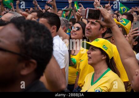 Sao Paulo, SP, Brésil, 2018/10/21, candidat à la présidence de démonstration, Jair Bolsonaro, sur l'avenue Paulista, un melting pot de courses assiste à la démo Banque D'Images