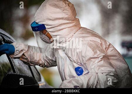 Un technicien médical travaille avec des patients sur un site de test communautaire COVID-19 au Centre des arts de la Banque PNC à Holmdel, N.J., le 23 mars 2020. Le site de test, établi en partenariat avec l'Agence fédérale de gestion des urgences, est doté du Département de la santé du New Jersey, de la police d'État du New Jersey et de la Garde nationale du New Jersey. (ÉTATS-UNIS Photo de la Garde nationale aérienne par le Sgt principal. Hecht mat) Banque D'Images