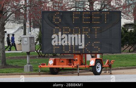 St. Louis, États-Unis. 30 mars 2020. Un grand panneau d'autoroute rappelle aux gens de garder leur distance de six pieds l'un de l'autre, stragtiquement placé dans le centre-ville de Saint-Louis le lundi 30 mars 2020. Photo de Bill Greenblatt/UPI crédit: UPI/Alay Live News Banque D'Images