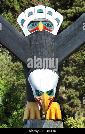 Détail d'une sculpture en bois intitulée « Wings du pillage » par le sculpteur Nathan Jackson de Chilkoot Tlingit situé à côté du quai de bateau de croisière 3 à Ketchikan, en Alaska, aux États-Unis Banque D'Images