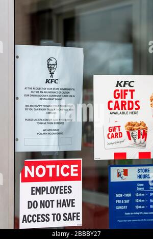 Vadnais Heights, Minnesota. Connectez-vous à la fenêtre d'un restaurant de restauration rapide KFC pour indiquer aux clients que la salle à manger est fermée en raison d'un arrêt du gouvernement Banque D'Images