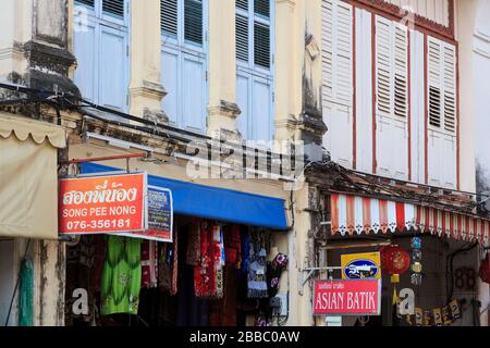 Magasins sur Thalang Road, Phuket Town, Thaïlande, Asie Banque D'Images