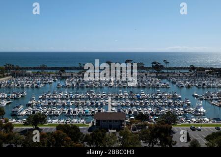 Yachts de luxe et voiliers amarrés dans le magnifique port de Dana point dans le comté d'Orange Californie Banque D'Images