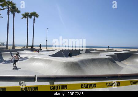Venise, Californie, États-Unis 30 mars 2020 une vue générale de l'atmosphère des patineurs à Venice Beach comme les plages et les parcs de stationnement et les magasins sont fermés en raison de l'éclosion de Coronavirus et les gens pratiquent l'éloignement social pendant le séjour à la commande à domicile le 30 mars 2020 à Venice Beach à Venise, Californie, ÉTATS-UNIS. Photo de Barry King/Alay Live News Banque D'Images