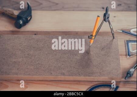 Charpenter travaillant dans un atelier de menuiserie. Boiseries pour meubles et décoration maison concept de fabrication. Bois de bricolage pour la décoration. Banque D'Images