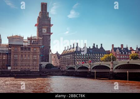 Londres, Angleterre - le célèbre bâtiment Big Ben en rénovation couvert d'échafaudages Banque D'Images