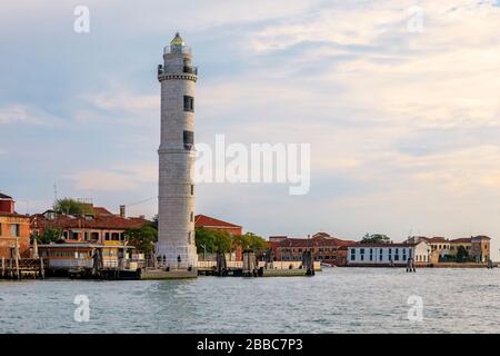 Phare de Murano actif historique situé sur la célèbre île de Murano dans la lagune vénitienne, Vénétie, Venise, Italie, par jour nuageux Banque D'Images