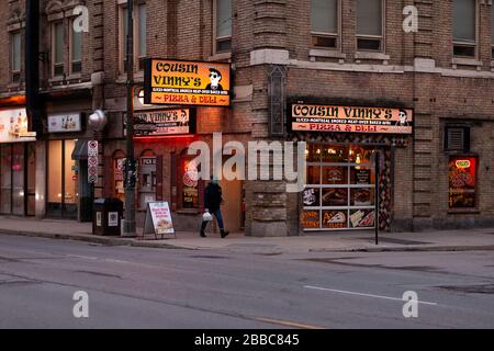 Normalement occupé avec les clients un restaurant de pizza à Londres est tout achat abandonné car COVID-19 commandes restent en place partout au Canada. Banque D'Images