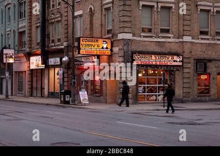 Normalement occupé avec les clients un restaurant de pizza à Londres est tout achat abandonné car COVID-19 commandes restent en place partout au Canada. Banque D'Images