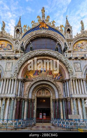 Façade de la basilique Saint-Marc avec mosaïque du portail principal représentant le Christ et le jugement dernier et un lion ailé, place San Marco à Venise, Italie Banque D'Images
