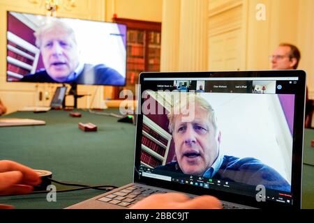 (200331) -- BEIJING, le 31 mars 2020 (Xinhua) -- le Premier ministre britannique Boris Johnson préside une réunion de mise à jour du COVID-19 du matin à distance pendant son auto-isolement après avoir testé positif le COVID-19, à Londres, en Grande-Bretagne, le 28 mars 2020. (Andrew Parsons/No 10 Downing Street/Handout via Xinhua) (USAGE ÉDITORIAL UNIQUEMENT) Banque D'Images