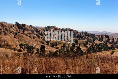 Vue sur le canyon du parc national de Chino Hills et des montagnes de Santa Ana au loin, Chino, Californie, États-Unis, Amérique du Nord, couleur Banque D'Images