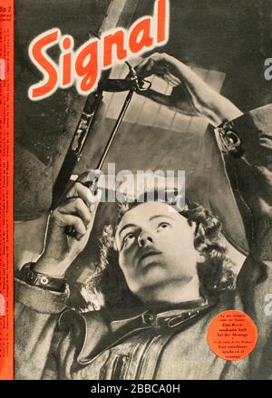 Revista « Signal ». Portada del ejempesplar número 2 (enero de 1941) de la versión española (SP 2). Imagen de una estudiante alemana ayudando en la cadena de montaje de los aviones Stukas. ESTA revista se publicó entre abril de 1940 y abril de 1945, siendo el principal órgano de propagande del ejército alemán durante la Segunda Guerra Mundial. A partir del número 8 de 1941 se publicó una versión íntegra en español, identificada con el código SP. Banque D'Images