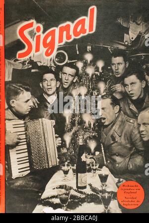 Historia de Alemania. Revista « Signal ». Portada del ejempesplar númeri 1 (enero de 1941) de la versión española (SP 1), con fotografía de unos soldados alemanes celando las navidades. ESTA revista se publicó entre abril de 1940 y abril de 1945, siendo el principal órgano de propagande del ejército alemán durante la Segunda Guerra Mundial. A partir del número 8 de 1941 se publicó una versión íntegra en español, identificada con el código SP. Banque D'Images