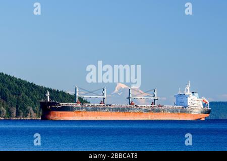 Le cargo, Great Fluency, est à l'ancre dans la Manche satellite près de Cowichan Bay, en Colombie-Britannique. Mt. Baker dans l'État de Washington est en arrière-plan. Banque D'Images