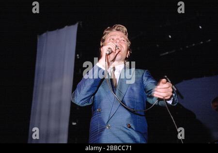 Robert Palmer à Philadelphie, 1986. Crédit: Scott Weiner / MediaPunch Banque D'Images