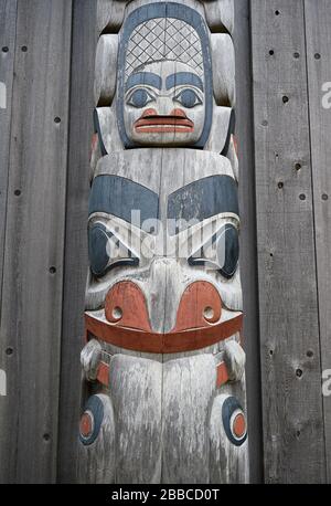 SGang Gwaay détails, par Tim Boyko au Centre du patrimoine haïda de Kay Llnagaay, Skidegate, Haida Gwaii, anciennement connu sous le nom d'îles de la Reine-Charlotte, Colombie-Britannique, Canada Banque D'Images