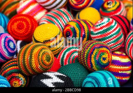 Vue latérale des boules de laine en tissu coloré sur le marché andin de l'artisanat d'Otavalo, au nord de Quito, en Équateur. Banque D'Images