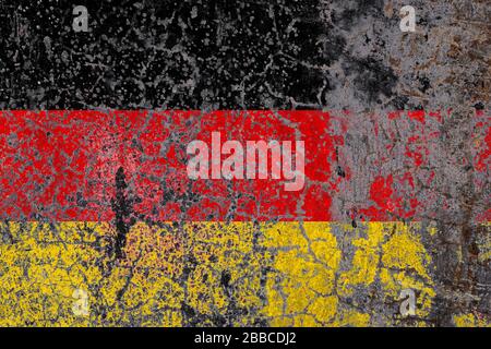 Drapeau national de l'Allemagne sur l'ancien mur de déroulage.La notion de fierté nationale et symbole du pays. Banque D'Images