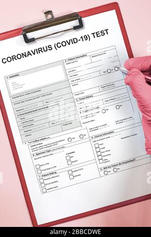 Mains d'un médecin ou d'une infirmière non reconnaissable remplissant le formulaire de test du coronavirus. Obtenez le test COVID-19. Test pour 2019-ncov. Formulaire de test médical pour nouveau coronavirus Banque D'Images