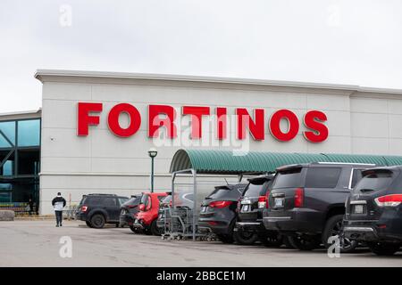 Tir montrant une section de l'extérieur d'une épicerie Fortinos et le parking. Fortinos est une chaîne de supermarchés canadienne. Banque D'Images