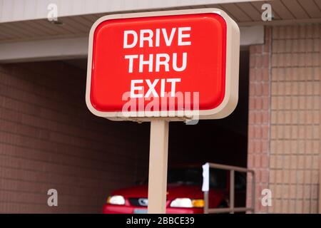 Gros plan d'un panneau montrant Tim Hortons Fast food restaurant drive. Tim Hortons est la plus grande chaîne de restaurants du Canada. Banque D'Images