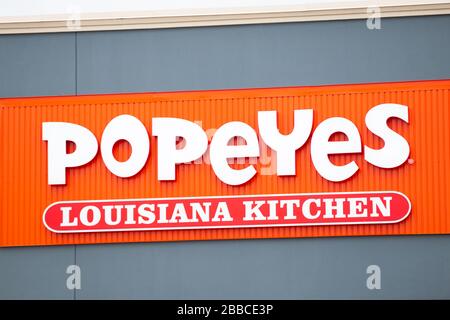 Gros plan sur un panneau montrant le restaurant de restauration rapide Popeyes. Popeyes est une chaîne de restauration rapide américaine. Banque D'Images