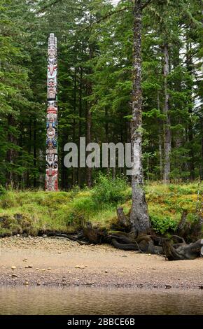 GYaaGang Pole Monumental, par Christian Whaite et les aides, Hiellen River, Haida Gwaii, anciennement connue sous le nom d'îles de la Reine-Charlotte, Colombie-Britannique, Canada Banque D'Images