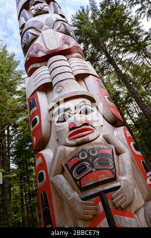 GYaaGang Pole Monumental, par Christian Whaite et les aides, Hiellen River, Haida Gwaii, anciennement connue sous le nom d'îles de la Reine-Charlotte, Colombie-Britannique, Canada Banque D'Images
