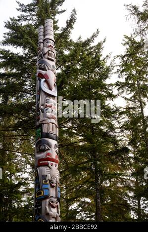 GYaaGang Pole Monumental, par Christian Whaite et les aides, Hiellen River, Haida Gwaii, anciennement connue sous le nom d'îles de la Reine-Charlotte, Colombie-Britannique, Canada Banque D'Images