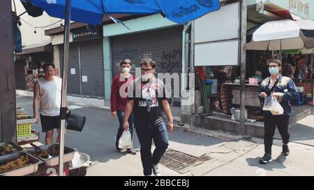 BANGKOK, THAÏLANDE - 23 MARS 2020: Marcher dans les rues vides de Bangkok pendant une pandémie de covid-19 de Coronavirus. Les gens marchent dans des masques. Banque D'Images